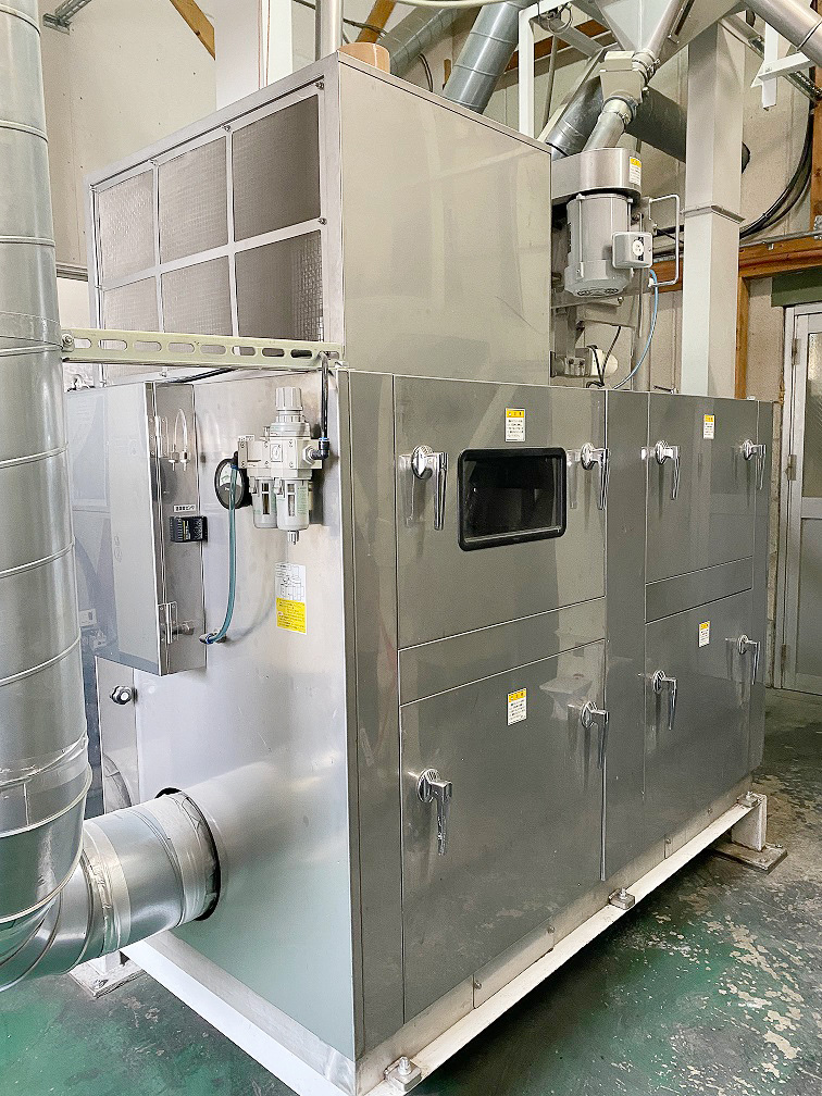 無洗米機　精米機で精米後水で洗米し、乾燥させ無洗米にする機械